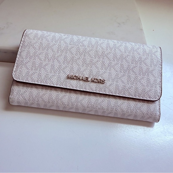 Michael Kors Cream Jet Set Large Logo Trifold Wallet - Picture 2 of 10
